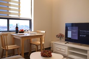 Een mini-koelkast, een magnetron, een waterkoker, een rijstkoker