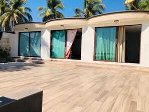 Terrace/patio - La Perla Playa Azul, beachfront Bungalows, #1 (Playa Azul)