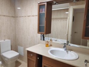 Baignoire, sèche-cheveux, serviettes fournies