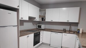 Wasserkocher mit Kaffee-/Teezubehör, Kühlschrank, Mikrowelle, Ofen