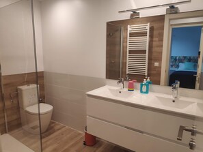 Bathtub, hair dryer, towels