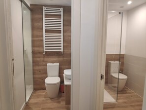 Baignoire, sèche-cheveux, serviettes fournies