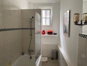 Hårtørrer, håndklæder, Shampoo