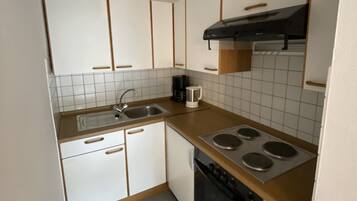 Kühlschrank, Ofen, Herdplatte, Wasserkocher mit Kaffee-/Teezubehör