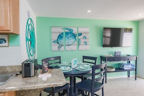 Chambre, 1 très grand lit et 1 canapé-lit, cuisine, vue jardin | Cuisine privée