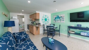 Room, 1 King Bed with Sofa bed, Kitchen, Garden View - Cabin at Captain's Quarters (Bradenton Beach)