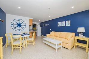 Kamar, 1 Tempat Tidur King dengan tempat tidur Sofa, dapur, pemandangan kebun | Ruang keluarga | TV