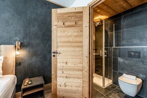 Bathtub, towels