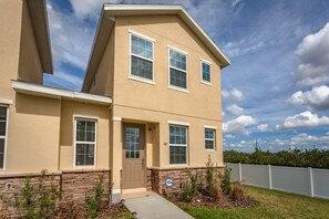 Exterior - Holly Village-ru1070 (Davenport)