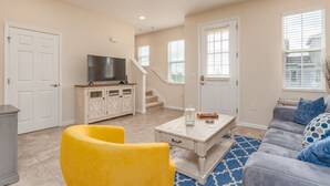 Living area - Holly Village-ru1070 (Davenport)