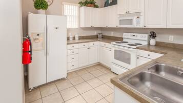 House (4 Bedrooms) | Private kitchen | Dishwasher