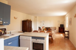 Fridge, microwave, oven, dishwasher - Beautiful manor with swimming pool and orchard facing the Provençal Colorado (Rustrel)