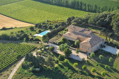 Beautiful manor with swimming pool and orchard facing  the Provençal Colorado
