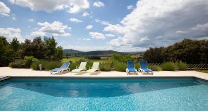 Beautiful manor with swimming pool and orchard facing the Provençal Colorado