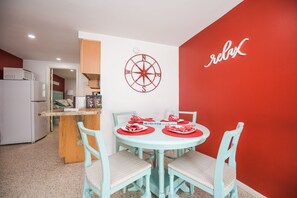 Quarto, 1 cama King e sofá-cama, cozinha, vista para o jardim | Cozinha privada | Geladeira, micro-ondas, cooktop, lava-louças