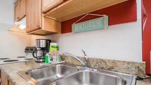 Private kitchen - Ahoy at Captain's Quarters (Bradenton Beach)