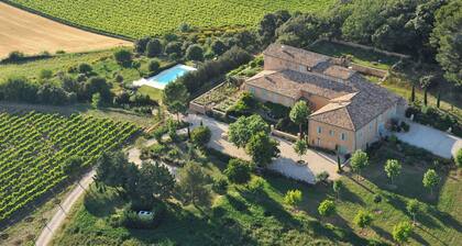 Beautiful manor with swimming pool and orchard facing the Provençal Colorado