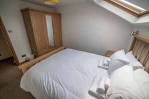 3 bedrooms, in-room safe, iron/ironing board, travel cot