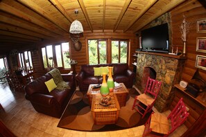 Télévision, lecteur de DVD, livres, chaîne hi-fi