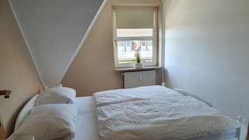 1 bedroom, travel crib, WiFi