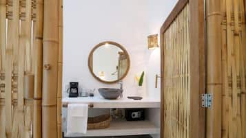 Suihku, sadesuihkupää, ympäristöystävälliset hygieniatuotteet