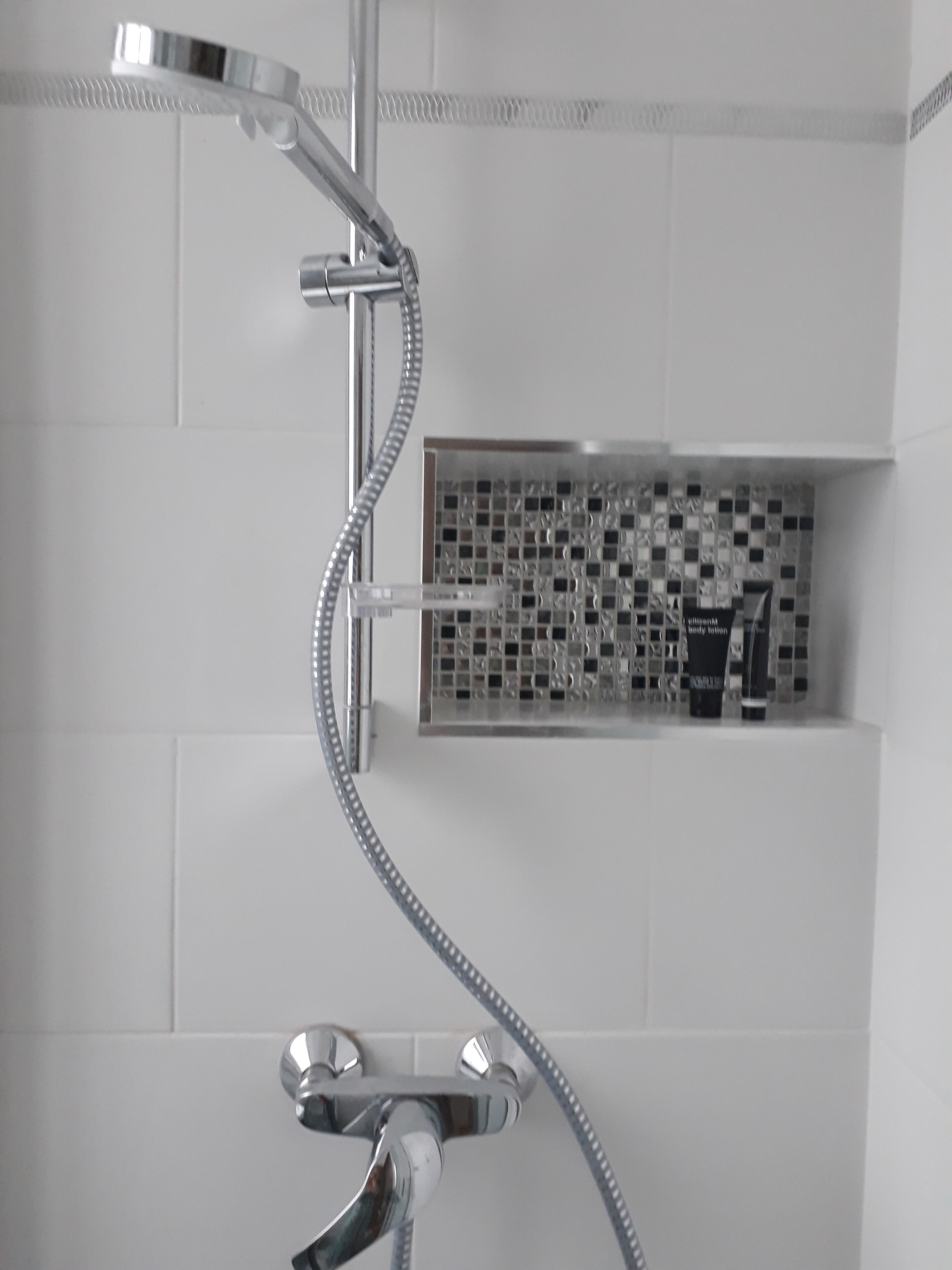 Douche, sèche-cheveux, serviettes fournies, papier toilette