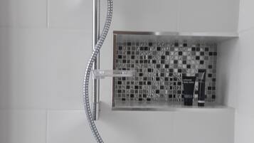Douche, sèche-cheveux, serviettes fournies, papier toilette