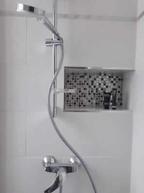 Douche, sèche-cheveux, serviettes fournies, papier toilette