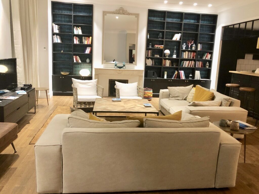 Télévision, cheminée, livres, chaîne hi-fi