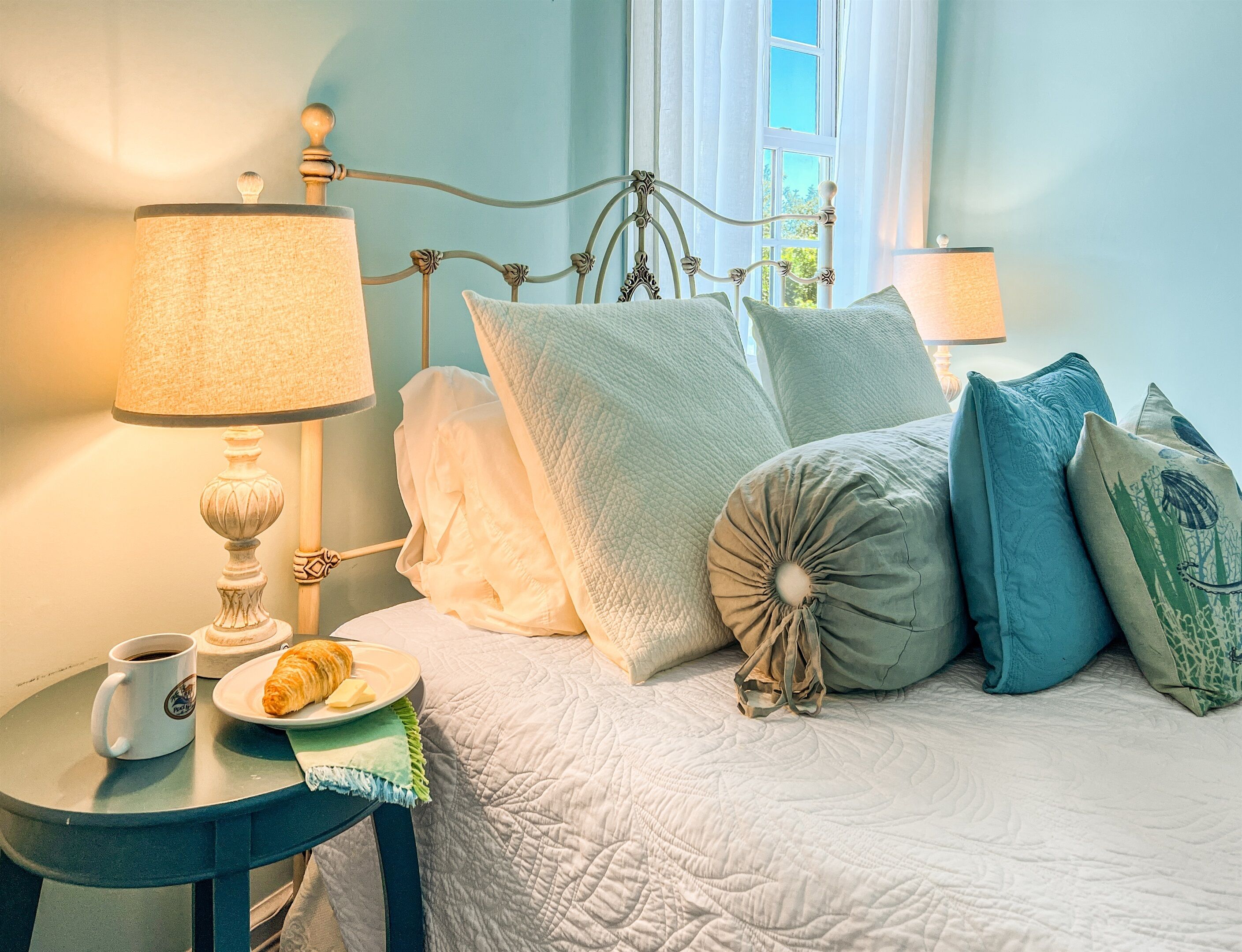 Breakfast in bed?  It's perfectly fitting at Peace of Paradise - carry breakfast in on a tray. When the queen bedroom door is shut, no one has to be anywhere by anyone's clock. 