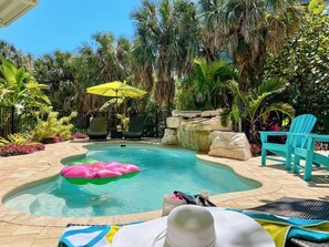 حمّام سباحة مُدفَّأ