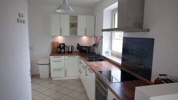 冷蔵庫、電子レンジ、オーブン、コンロ