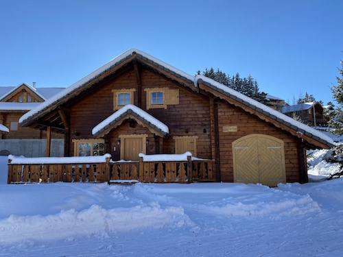 Chalet with 4 bedrooms, sleeps 12 to 14, close to the snow front
