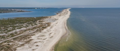 Playa en los alrededores, camastros y toallas de playa