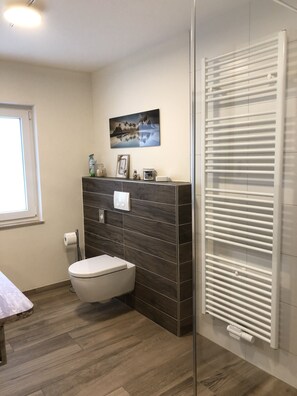 Chuveiro, secador de cabelo, toalhas de banho, sabonete