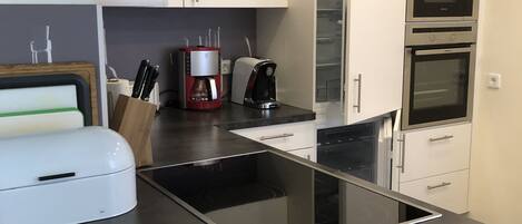 Réfrigérateur, micro-ondes, four, lave-vaisselle