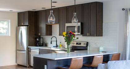 Modern Downtown Getaway - Walk Everywhere