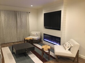 TV connectée, cheminée, chaîne hi-fi