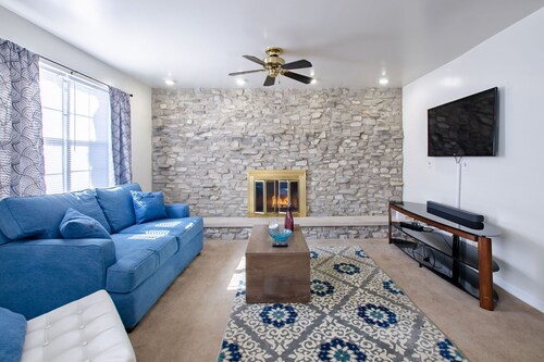 Bright 1 bedroom apartment, close to shops and highway