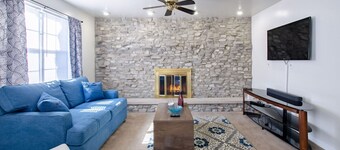 Bright 1 bedroom apartment, close to shops and highway