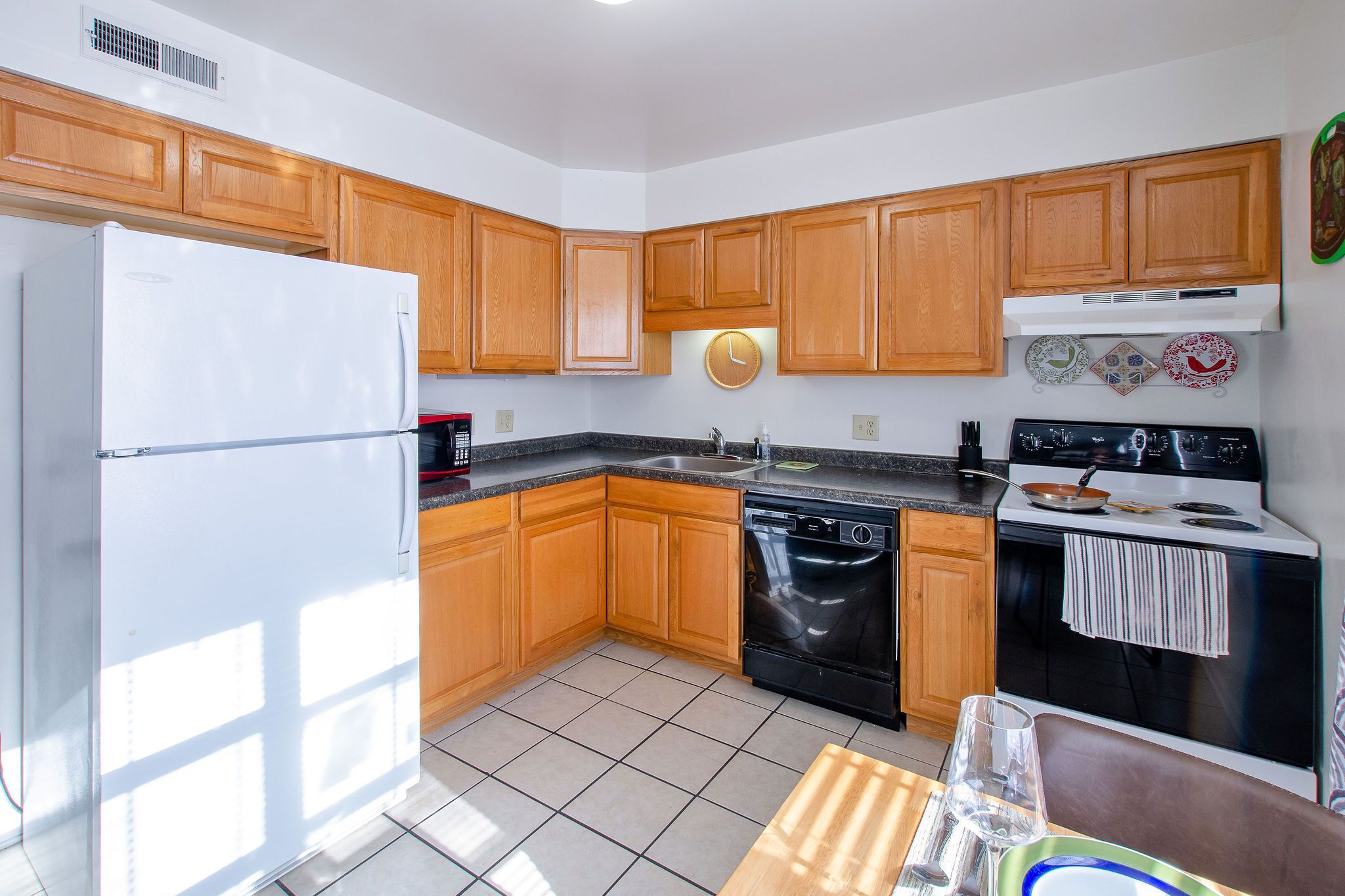 Réfrigérateur, micro-ondes, four, plaque de cuisson