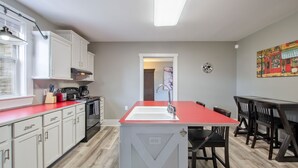 Wasserkocher mit Kaffee-/Teezubehör, Kühlschrank, Mikrowelle, Ofen