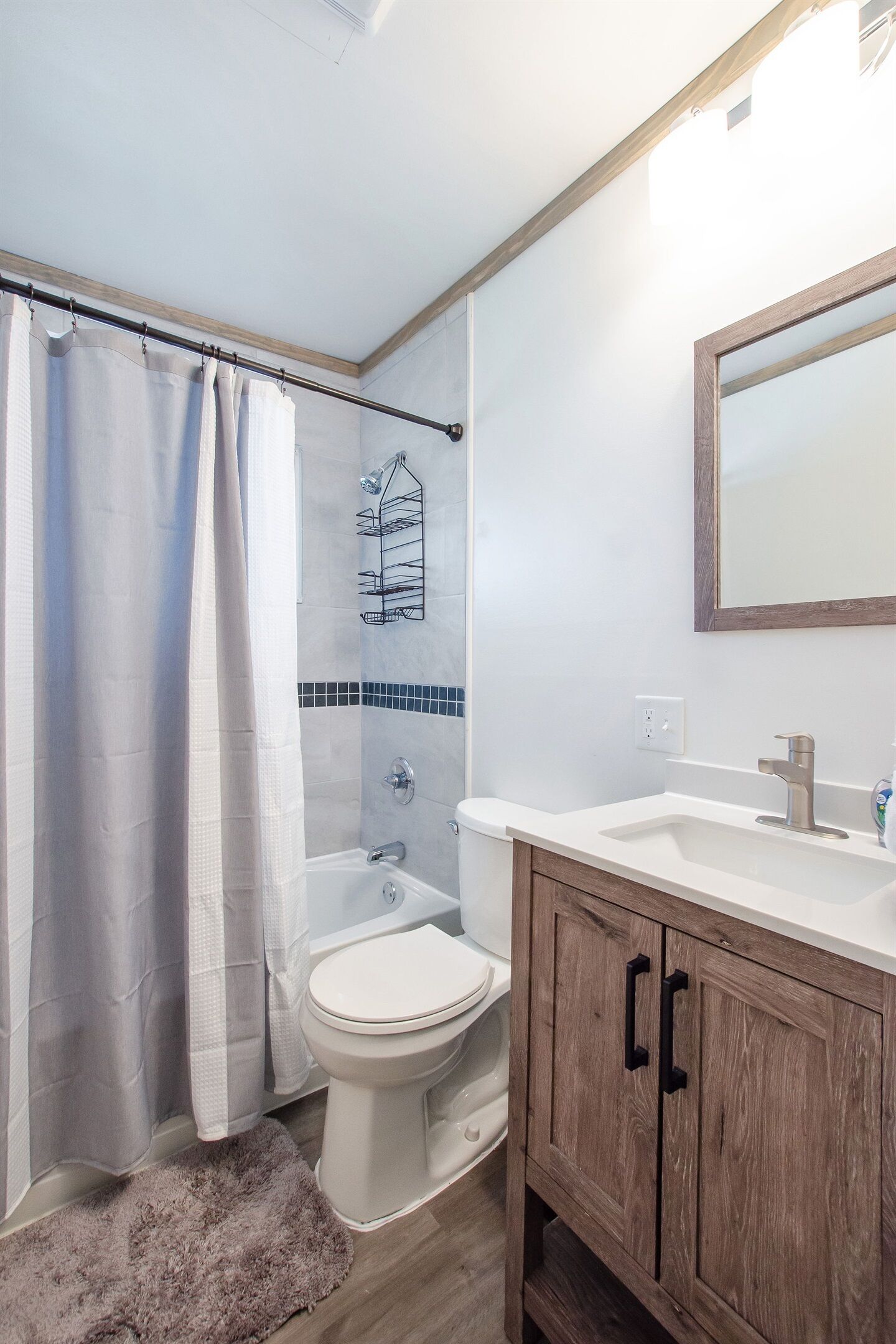 Bañera con ducha, secador de pelo, toallas