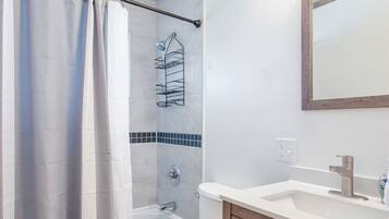 Bañera con ducha, secador de pelo, toallas