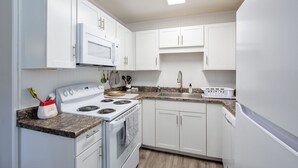 Private kitchen - Charming ranch, close to Speedway, Grissom AFB, Downtown Kokomo (Kokomo)