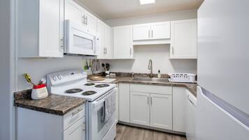 Réfrigérateur, micro-ondes, four, plaque de cuisson