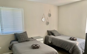 3 habitaciones, escritorio, tabla de planchar con plancha y wifi gratis