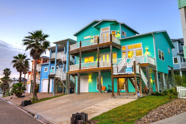 Two huge decks facing the beach and easy parking for 4+ cars
