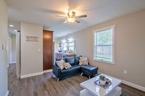 TV - Trendy bungalow close to the park (Kokomo)