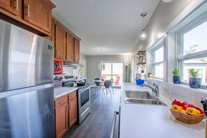 Fridge, microwave, oven, stovetop - Trendy bungalow close to the park (Kokomo)